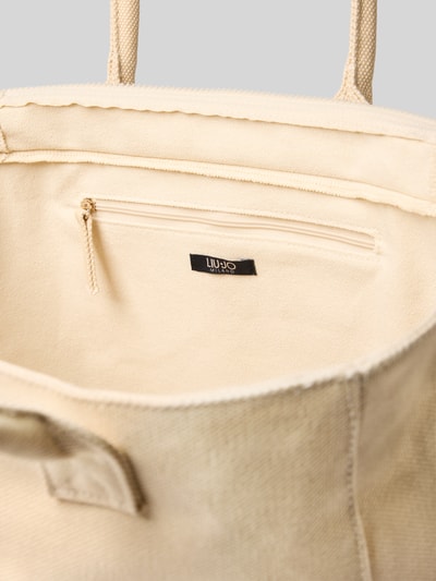Produktfoto, Shopper mit Label-Stitching Modell 'PLENTIA' von Liu Jo White aus Reine Baumwolle, Hauptfach mit Reißverschluss, Tragehenkel, Breite 36 cm, Länge 33 cm, Tiefe 17 cm, Schulterriemen 60 cm.