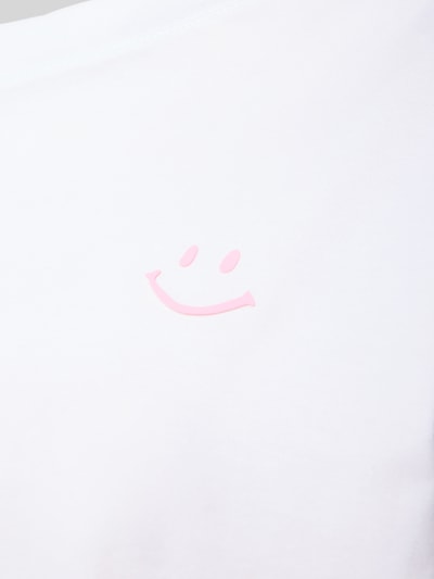 Vrouwenmodel draagt Pyjama-Oberteil met Motiv-Print van Mey in wit met roze smiley, katoen-elastaanmix, detailopname.