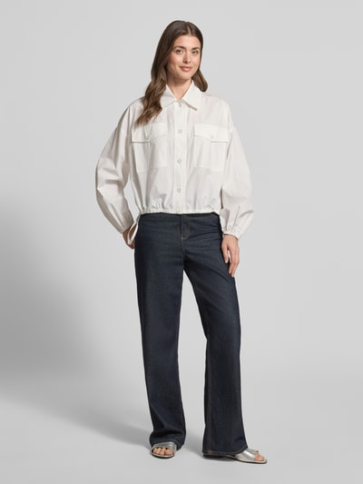 Frauenmodel trägt Loose Fit Blouson aus reiner Baumwolle Modell 'ORIGANO' von Weekend Max Mara, Optik: Unifarben, Ganzkörperansicht von vorne.