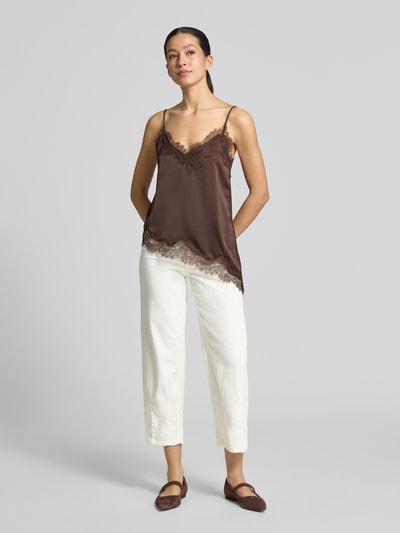 Frauenmodel trägt Straight Fit Hose in verkürzter Passform Modell 'Melly' von OPUS PANTS, Baumwoll-Mix, 5-Pocket-Design, Ganzkörperansicht von vorne.