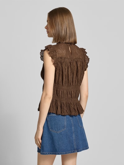 Frauenmodel trägt Slim Fit Blusentop mit Rüschenkragen Modell 'SHAILA' von Only, Optik: Unifarben, Häkel-Details, Ganzkörperansicht Rückansicht.