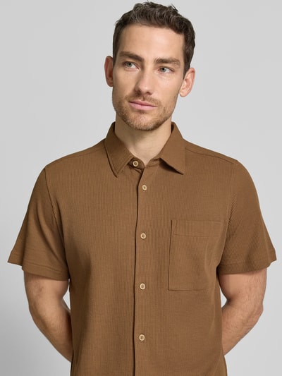 Männermodel trägt Regular Fit Freizeithemd aus Baumwoll-Mix von s.Oliver RED LABEL, Optik: Unifarben, Waffelstruktur, Nahaufnahme Oberkörper.