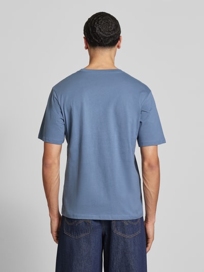 Männermodel trägt T-Shirt mit Logo und Rundhalsausschnitt von Jack & Jones aus reiner Bio-Baumwolle, Regular Fit, Rückenlänge 68 cm, Ganzkörperansicht Rückansicht.