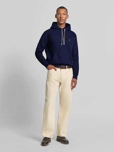 Mannelijk model draagt regular fit hoodie uit katoenmix van Polo Ralph Lauren in donkerblauw met buidelzak, Heren hoodie, geheel vooraanzicht.