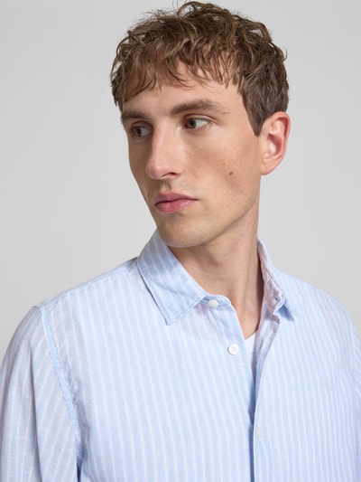 Männermodel trägt Regular Fit Freizeithemd aus Leinen-Baumwoll-Mix Modell 'PAYTON' von Pepe Jeans, hellblau gestreift, Nahaufnahme Oberkörper