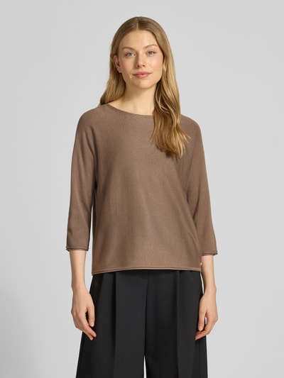 Frauenmodel trägt Relaxed Fit Strickpullover aus Viskose-Mix mit Glitzergarn von s.Oliver BLACK LABEL, braun, Feinstrick, Ganzkörperansicht von vorne.