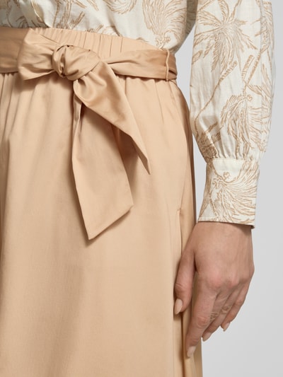 Vrouwenmodel draagt Midi-Rock aus Baumwoll-Mix van s.Oliver BLACK LABEL in effen kleuren met strikceintuur en steekzakken, katoenmix, detailopname taille.