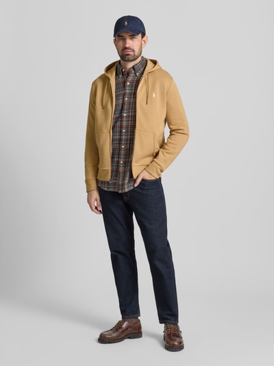 Männermodel trägt Regular Fit Sweatjacke aus Baumwoll-Mix von Polo Ralph Lauren, Optik: Unifarben, Ganzkörperansicht von vorne.