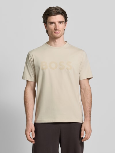 Männermodel trägt Regular Fit T-Shirt aus Baumwoll-Mix Modell 'ICONIC' von BOSS Green in Beige, unifarben, Ganzkörperansicht von vorne.