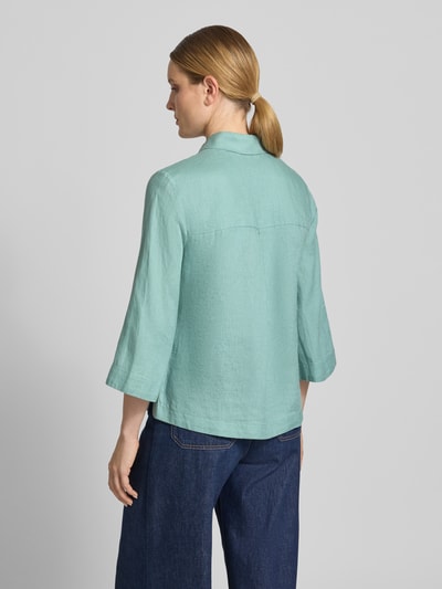 Frauenmodel trägt Relaxed Fit Leinenbluse mit 3/4-Arm von Christian Berg Woman in Mintgrün, reine Leinenstruktur, Rückenlänge 65 cm, Ganzkörperansicht Rückansicht