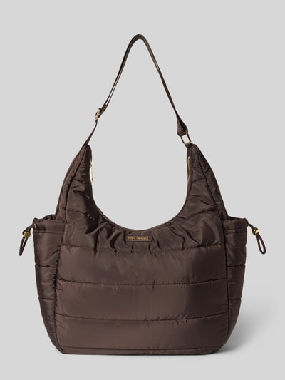 Produktfoto, brauner Shopper mit Logo-Detail Modell 'Alltime Buddy' von Hey Marly, Steppstruktur, Reißverschluss, Tunnelzug, Seitenfächer, verstellbarer Riemen, Maße 52x45x13 cm, Schulterriemen 52 cm