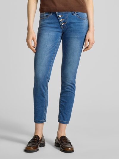 Kobiece model prezentuje jeansy w długości 7/8 Model 'Malibu' od Buena Vista, mieszanka bawełny z dodatkiem streczu, krój slim fit, szerokość w rozmiarze S: 38 cm, długość wewnętrzna nogawki w rozmiarze S: 68 cm, jasnoniebieski denim, gładka faktura, widoczne przeszycia, widok całej sylwetki z przodu.