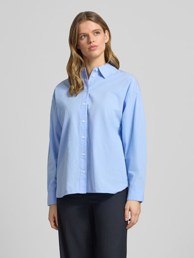 Vrouwenmodel draagt Basic Hemd aus Baumwolle mit Hemdblusenkragen van Review in lichtblauw, regular fit, knoopsluiting, sportmanchetten, afgeronde zoom, zuivere katoen, volledige lichaamsweergave van voren.