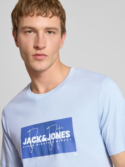 Männermodel trägt Regular Fit T-Shirt aus reiner Baumwolle Modell 'COLE' von Jack & Jones mit Label-Print, Rundhalsausschnitt, Nahaufnahme Oberkörper.