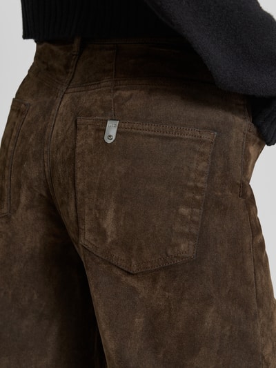 Frauenmodel trägt High Waist Barrel Fit Hose mit Eingrifftaschen von Liu Jo White aus braunem Baumwoll-Elasthan-Mix, Detailaufnahme Rückansicht.
