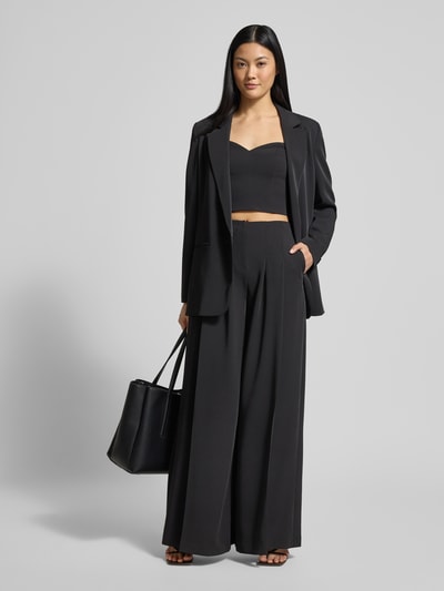 Frauenmodel trägt Slim Fit Top im schulterfreien Design von Jake*s Cocktail, elastischer Material-Mix, Herzausschnitt, Ganzkörperansicht von vorne.
