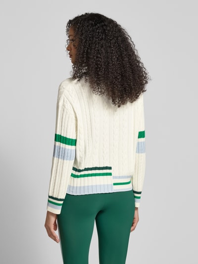 Frauenmodel trägt Relaxed Fit Pullover mit Lanawoll-Anteil von Marc Cain, cremeweiß mit grünen, grauen und blauen Streifen, Baumwoll-Mix, Rückansicht Ganzkörperansicht.
