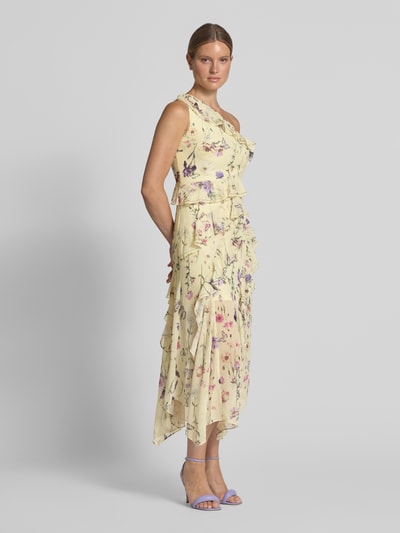 Frauenmodel trägt Midikleid mit Ziersteinbesatz von Lipsy, florales Muster, Rüschen, One-Shoulder, semitransparent, Ganzkörperansicht von vorne.