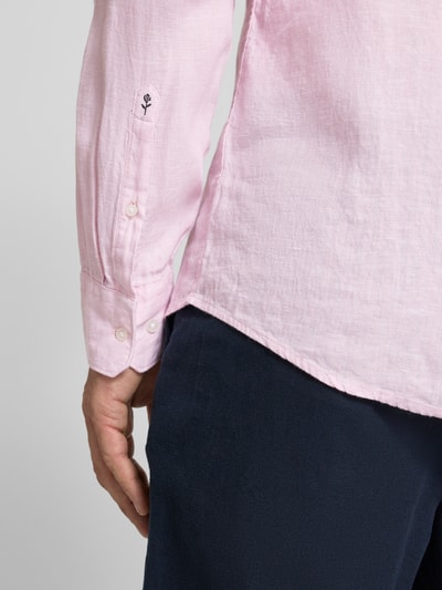 Männermodel trägt Regular Fit Business-Hemd aus Leinen mit Kentkragen von SEIDENSTICKER, rosa, Knopfleiste, Detailaufnahme seitlich. Rückenlänge bei Größe 40: 79 cm, Schulterbreite: 46 cm, Ärmellänge: 67 cm.