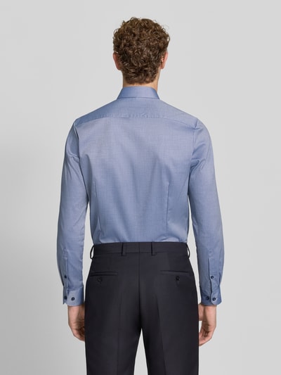 Mężczyznę model ma na sobie niebieskie Body Fit Businesshemd aus Baumwoll-Mix od OLYMP, eleganckie spodnie, Ganzkörperansicht Rückansicht. Koszule biznesowe OLYMP Level 5.