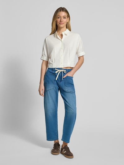 Frauenmodel trägt Barrel Fit Jeans mit Schnürung von Buena Vista, mittelblau, Baumwoll-Mix mit Stretch, aufgesetzte Taschen, Ganzkörperansicht von vorne.