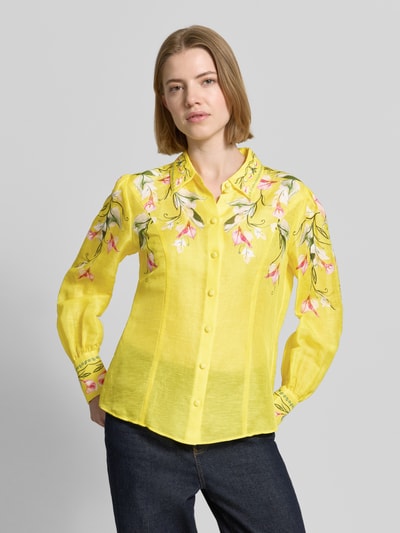Frauenmodel trägt Bluse aus Leinen-Mix mit Knopfleiste von Marc Cain in Gelb mit floralem Muster, Hemdblusenkragen, Gerader-Schnitt, Sportmanschetten, Leinen-Seide-Mix, Nahaufnahme Oberkörper.