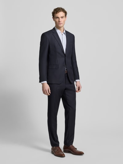 Mannenmodel draagt slim fit vrijetijdsoverhemd met all-over motief Model 'P-ROAN-K-F-261' van BOSS, All-over print, voorkant totaalbeeld