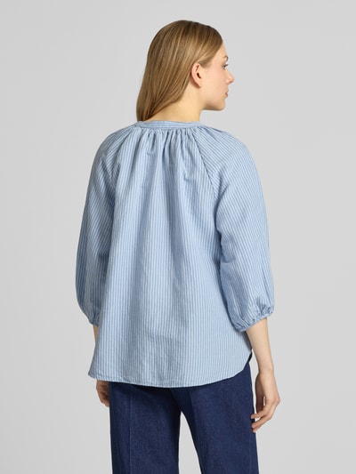 Männermodel trägt bluzka koszulowa Relaxed Fit Hemdbluse Leinen-Baumwoll-Mix Modell 'ALBERTA' von Selected Femme, efekt: w paski, mieszanka lnu i bawełny, niebiesko-biały, długość rękawa 3/4, raglanowe rękawy, elastyczne zakończenia, zaokrąglone wykończenie, Ganzkörperansicht Rückansicht.