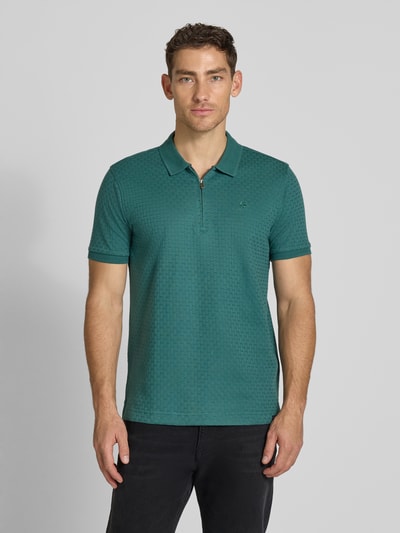 Männermodel trägt Regular Fit Poloshirt mit kurzem Reißverschluss von Lerros, Reine Baumwolle, Strukturmuster, Polokragen, Logo-Stitching, Label-Patch, Rückenlänge bei Größe M 72 cm, Ganzkörperansicht von vorne.