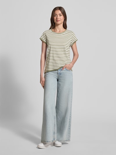 Frauenmodel trägt Regular Fit T-Shirt aus Baumwoll-Flammgarn von s.Oliver RED LABEL, gestreift, melierte Optik, kurzarm, Ganzkörperansicht von vorne.