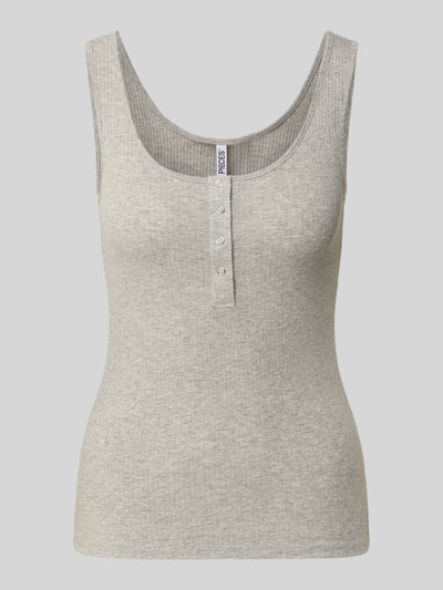 Produktfoto, Slim Fit Tank Top aus Bio-Baumwoll-Mix Modell 'KITTE' von Pieces, Optik: Unifarben, Knopf-Detail, Henley-Ausschnitt, Ripp-Struktur