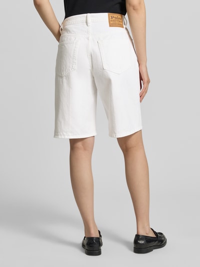 Kobiece modelka nosi Regular Fit Jeansshorts aus reiner Baumwolle von Polo Ralph Lauren, efekt: jednolity kolor, krój regular fit, naszywka z logo, zapięcie na guzik i zamek błyskawiczny, 5 kieszeni, splot twill, bawełna, całkowity widok z tyłu.