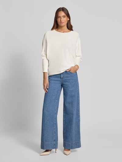 Frauenmodel trägt Relaxed Fit Pullover aus Viskose-Mix Modell 'Morla' von B.Young in Strick-Optik, Offwhite, Ganzkörperansicht von vorne.