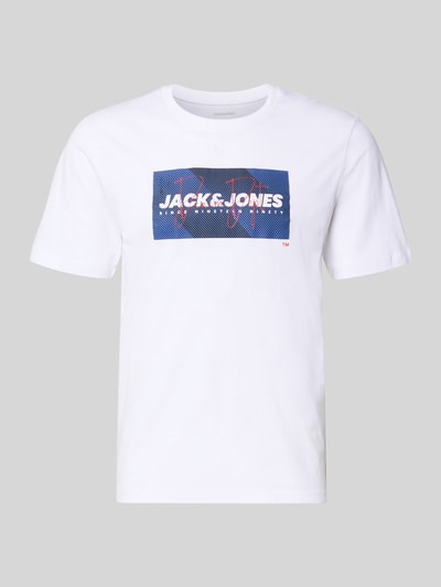 Produktfoto, weißes Regular Fit T-Shirt aus reiner Baumwolle Modell 'COLE' von Jack & Jones mit blauem Label-Print auf der Vorderseite.