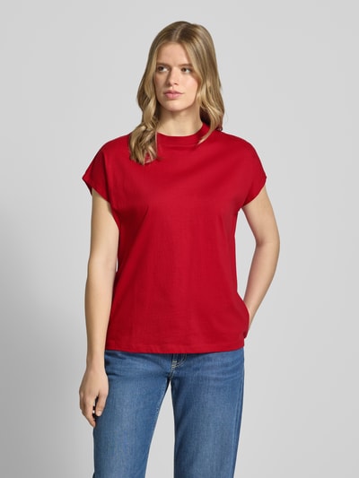Frauenmodel trägt Oversize T-Shirt aus reiner Baumwolle von Marc O'Polo Denim in Uni-Rot, Rundhals, kurzarm, Ganzkörperansicht von vorne.