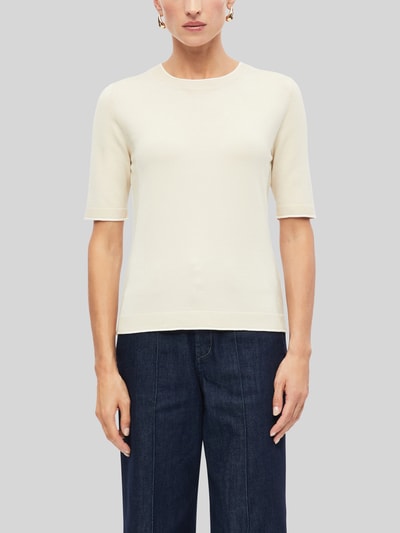 Frauenmodel trägt Regular Fit Pullover aus Viskose-Mix von s.Oliver BLACK LABEL in Creme, glatte Struktur, kombiniert mit dunkler Hose, Ganzkörperansicht von vorne. Damen Pullover von s.Oliver BLACK LABEL.