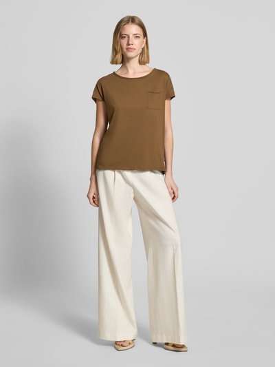 Modelka kobieca nosi Regular Fit T-Shirt aus reiner Baumwolle od s.Oliver RED LABEL, brązowy, jednolity, jersey, krótki rękaw, dekolt łódka, widok całej sylwetki z przodu.