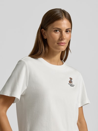 Frauenmodel trägt Regular Fit T-Shirt aus reiner Baumwolle von s.Oliver RED LABEL in Weiß, glatte Struktur, Nahaufnahme Oberkörper.