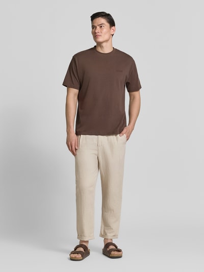 Männermodel trägt Relaxed Fit Stoffhose aus Leinen-Baumwoll-Mix Modell 'RON' von SELECTED HOMME in Melange-Optik, Ganzkörperansicht von vorne.