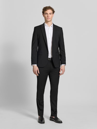 Męskki model prezentuje garnitur Super Slim Fit Anzug aus Woll-Mix Modell 'ARTI/HESTEN' od HUGO, efekt: jednolity kolor, komplet, Ganzkörperansicht von vorne.