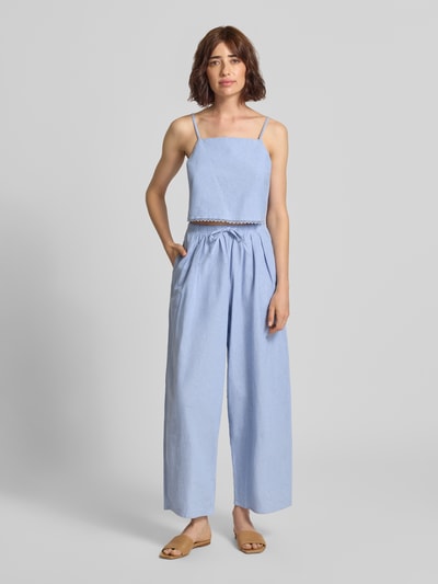 Frauenmodel trägt Regular Fit Top mit Spitzenbesatz Modell 'Feoly' von American Vintage, hellblau, reine Baumwolle, Ganzkörperansicht von vorne.