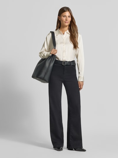 Modelka nosi bluzkę koszulową 'Relaxed Fit Hemdbluse aus Viskose-Mix' od COMMA, mieszanka wiskozy, krój relaxed fit, kołnierzyk koszulowy, listwa guzikowa, z długim rękawem, długość tyłu w rozmiarze 36: 69 cm, długość rękawów w rozmiarze 36: 60 cm, widok całej sylwetki z przodu.