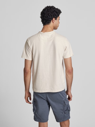 Männermodel trägt T-Shirt mit kurzer Knopfleiste von Superdry in Beige, Leinen-Baumwoll-Mix, Regular-Fit, Logo-Stitching, Ganzkörperansicht Rückansicht. Rückenlänge bei Größe M: 62 cm.
