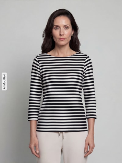 Frauenmodel trägt Longsleeve mit Rundhalsausschnitt und 3/4-Arm von Christian Berg Woman, schwarz-weiß gestreift, reine Baumwolle, Regular Fit, Ganzkörperansicht von vorne.