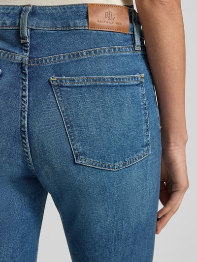 Frauenmodel trägt Bootcut Jeans mit 5-Pocket-Design von Lauren Ralph Lauren, blauer Baumwoll-Elasthan-Mix, Detailaufnahme Rückansicht.