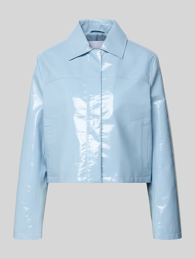 Produktfoto, hellblaue Jacke in glänzender Lackleder-Optik von SIC curated by Vicky Heiler, Boxy Fit, Umlegekragen, Eingrifftaschen, glatte strukturierte Oberfläche, Rückenlänge 50 cm, Schulterbreite 41 cm, Brustweite 52 cm, Ärmellänge 60 cm