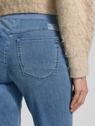 Frauenmodel trägt Straight Fit Jeans mit Lyocell-Anteil Modell 'Pamina' von Raphaela By Brax, hellblauer Baumwoll-Lyocell-Mix, Detailaufnahme Gesäßtasche.
