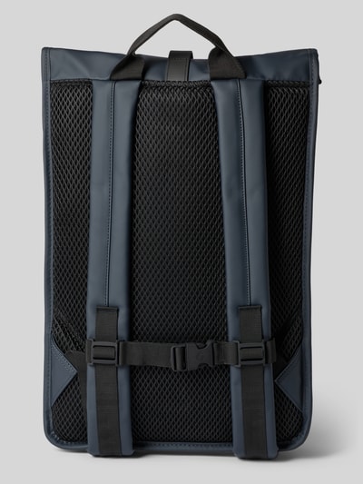 Produktfoto, Rucksack mit Logo-Detail von Rains in Dunkelblau mit schwarzem Mesh-Rücken und verstellbaren Schulterriemen, Rückansicht, Herren Rucksack, Hauptfach mit Karabinerhaken, Rolltop, Maße: 34x48x11 cm, Schulterriemen 80 cm