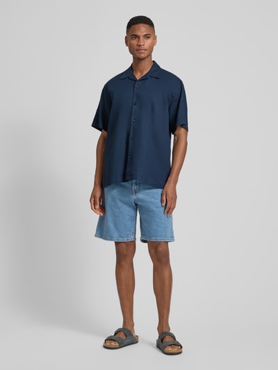 Männermodel trägt Relaxed Fit Freizeithemd aus Leinen-Baumwoll-Mix Modell 'RLXCLAY' von HUGO, Optik: Unifarben, Ganzkörperansicht von vorne.