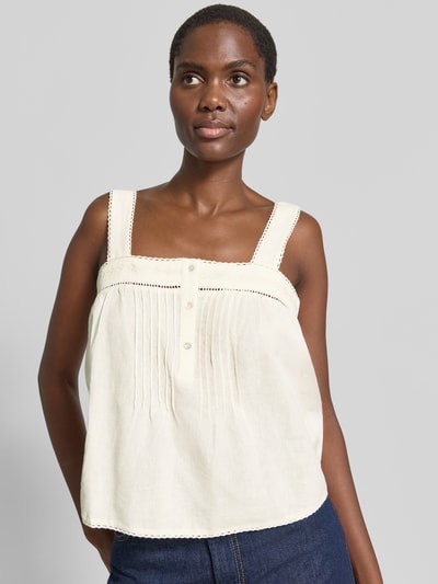 Kobiece model nosi Blusentop mit Lochstickerei und Karree-Ausschnitt von Jake*s Casual, mieszanka lnu i bawełny, luźny krój, haft angielski, prostokątny dekolt, szerokie ramiączka, krótka listwa guzikowa, długość tyłu w rozmiarze 38: 36 cm, jasny kolor, lekka tekstura, widoczne pionowe przeszycia, zbliżenie na górną część ciała, widok z przodu.